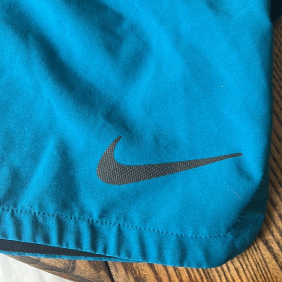 Nike shorts size large - Picture 2 of 4